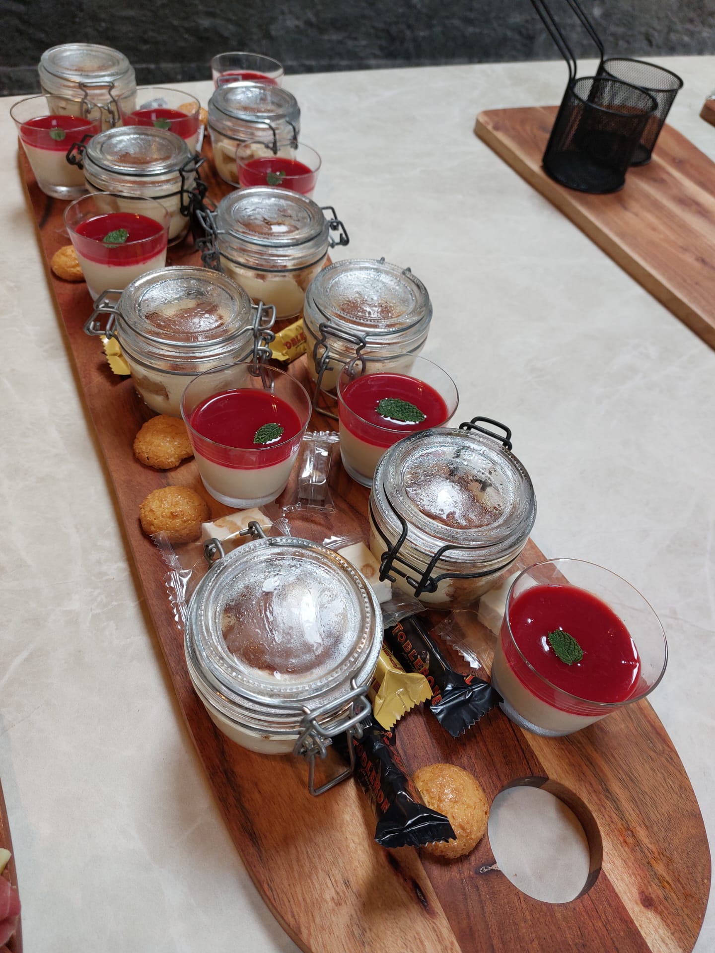 Dessertplank met panacotta, koekjes en bavarois 